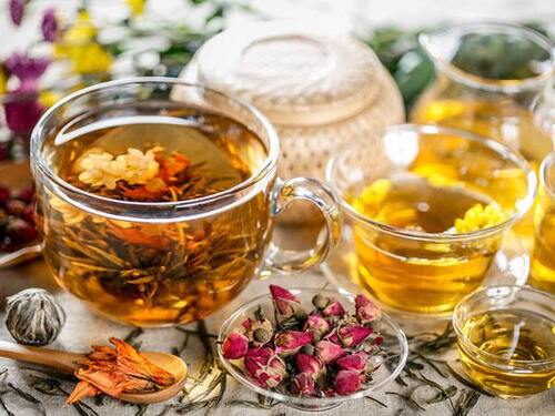 Trà hoa là gì? Uống trà hoa thảo mộc có tốt cho sức khỏe không?